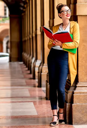 Ragazza che sorride sotto un portico